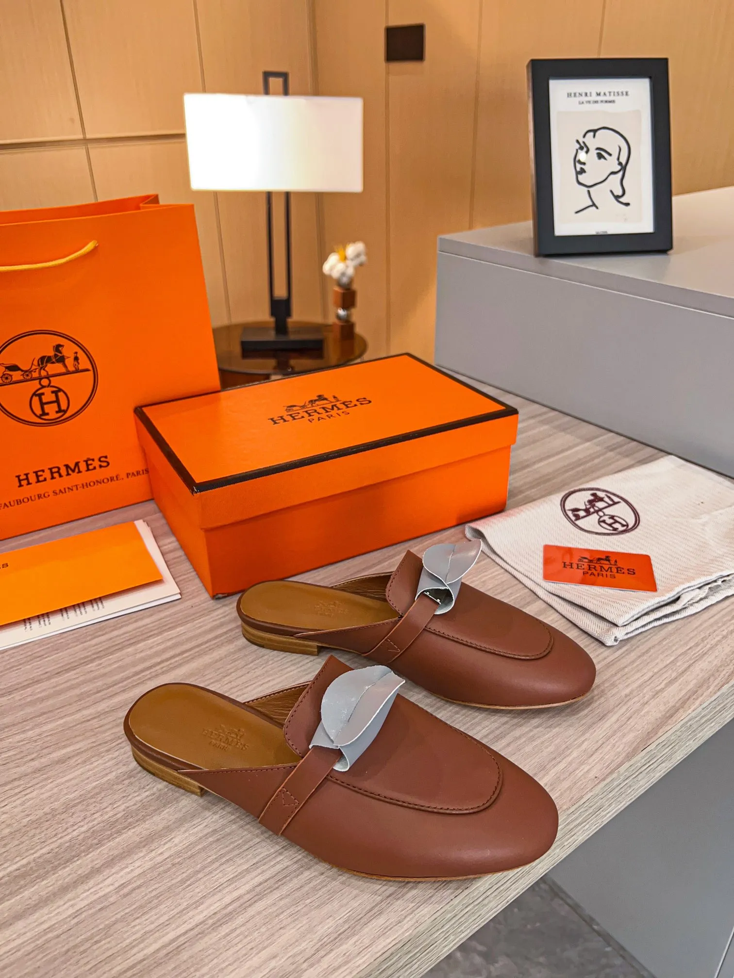 👟👟Ex-factory price 560👟👟 🐎2023 top product Hermes new genuine handmade shoes, purely handmade, a must-collect item! The perfect holiday accessory! Our pursuit of quality products is always the best! Don't give in! Comfort and originality, not following trends, and not deliberately expressing oneself are the consistent pursuits of Hermes and its fans! [Material] ✅Upper: Hermers original calfskin ✅Foot pads: Made of imported original fabric 5D color printed pads ✅Outsole: Italian genuine leather outsole (pursuing top walking comfort) [Number of codes] 34-42 [Packaging] Comes with a full set of original packaging, code 35-42